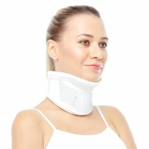 Beyaz Orlex ORX-B205 Servikal Çenelikli Boyunluk takan bir kişi