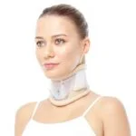 Anatomik boyun şekline uygun olarak tasarlanmış çeneliksiz boyunluk ORX-B206, model üzerinde gösterilmektedir.