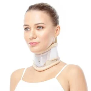 Anatomik boyun şekline uygun olarak tasarlanmış çeneliksiz boyunluk ORX-B206, model üzerinde gösterilmektedir.