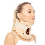 ORX-B208 Trakeostomili Philadelphia boyunluk, model üzerinde bej renkli