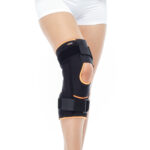 Orlex ORX-DZ17 menteşeli önü yarım açık dizlik siyah renkli, diz bağları ve eklem instabilitesi için kolay takılıp çıkarılabilen destek