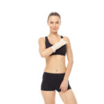 Bej renkli Orlex ORX-E72 Uzun El Bilek Ateli takan kişinin eli ve bileği